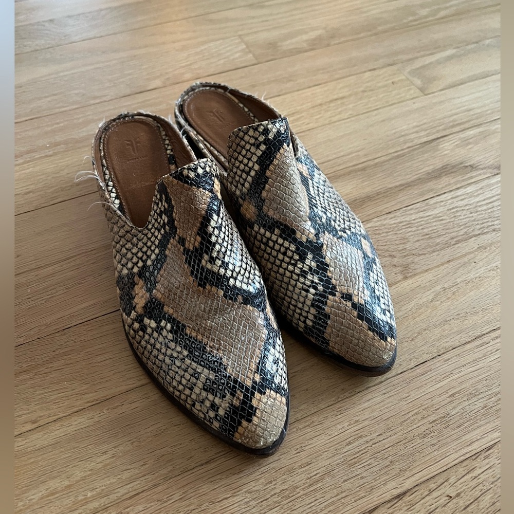 FRYE AND CO. Snakeskin Pattern Mules